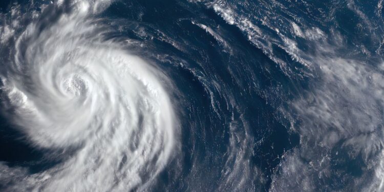 Ciclone passa ao lado