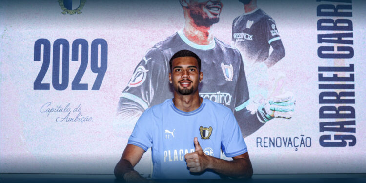 Cabral renova contrato