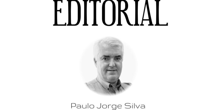 A Voz da Região: O Legado Incontornável de Francisco Pinto Balsemão e a Crise do Jornalismo Local