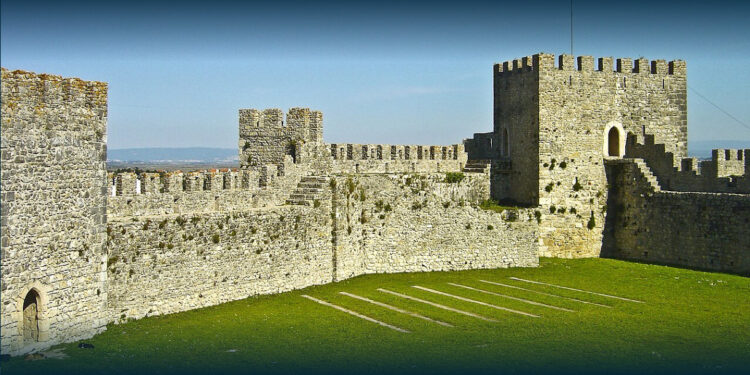 O único castelo de muralha redonda em Portugal