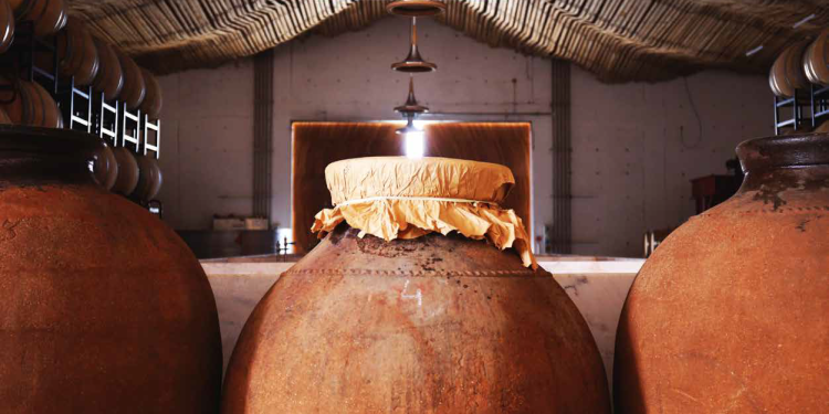 O vinho português que foi enterrado devido às invasões e que ganhou um gosto único