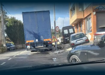 Camião estacionado sobre o passeio em Calendário