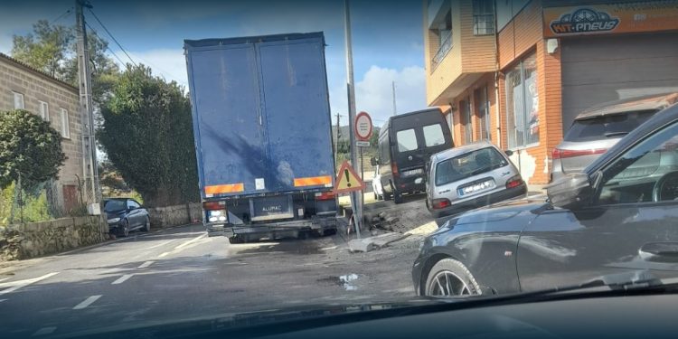 Camião estacionado sobre o passeio em Calendário