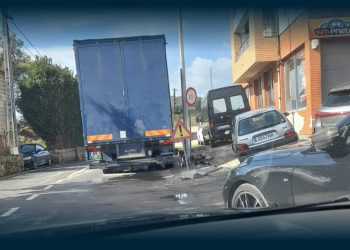 Camião estacionado sobre o passeio em Calendário