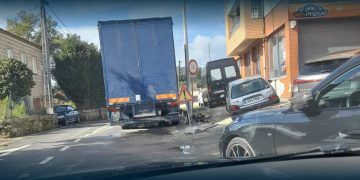 Camião estacionado sobre o passeio em Calendário