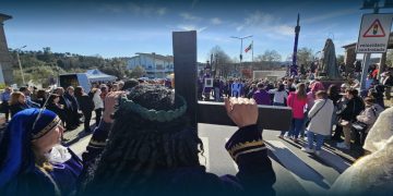 Fiéis e forasteiros Na Procissão Dos Passos