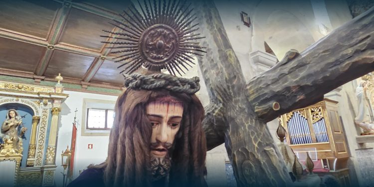 Fiéis e forasteiros Na Procissão Dos Passos