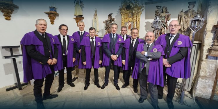 Fiéis e forasteiros Na Procissão Dos Passos