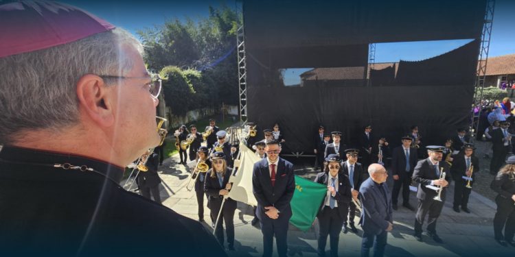 Fiéis e forasteiros Na Procissão Dos Passos