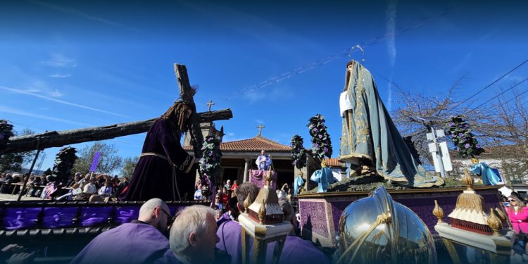 Fiéis e forasteiros Na Procissão Dos Passos