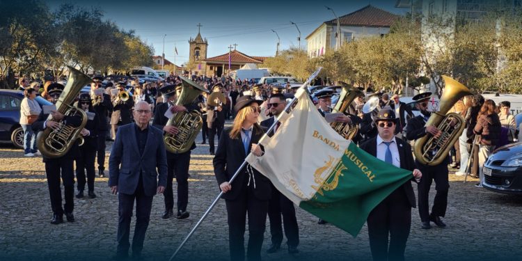 Fiéis e forasteiros Na Procissão Dos Passos