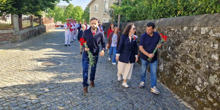 Liberdade com distribuição de cravos