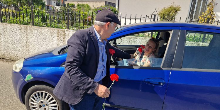 Liberdade com distribuição de cravos