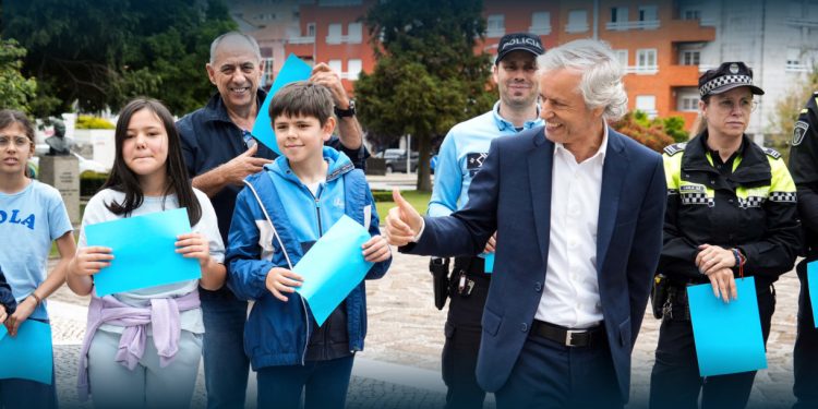 Crianças de Famalicão Formam Laço Azul