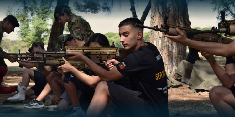 Jovens de Famalicão Vivem Experiência Imersiva no Regimento