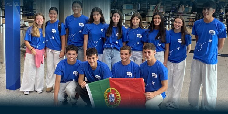 Jovem Parte para os EUA em Contexto Escolar