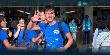 Jovem Parte para os EUA em Contexto Escolar