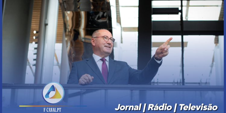 Parlamento Europeu exige regras nas redes sociais