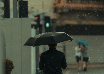 Céu nublado e chuva fraca a norte
