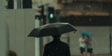 Céu nublado e chuva fraca a norte