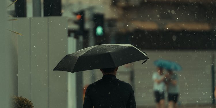 Céu nublado e chuva fraca a norte